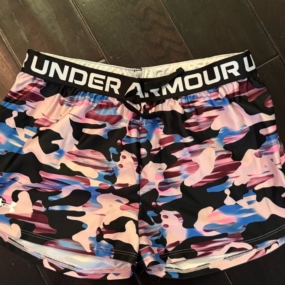 Under Armour Camo Shorts  size youth XL/ Women’s S/M    (0169)